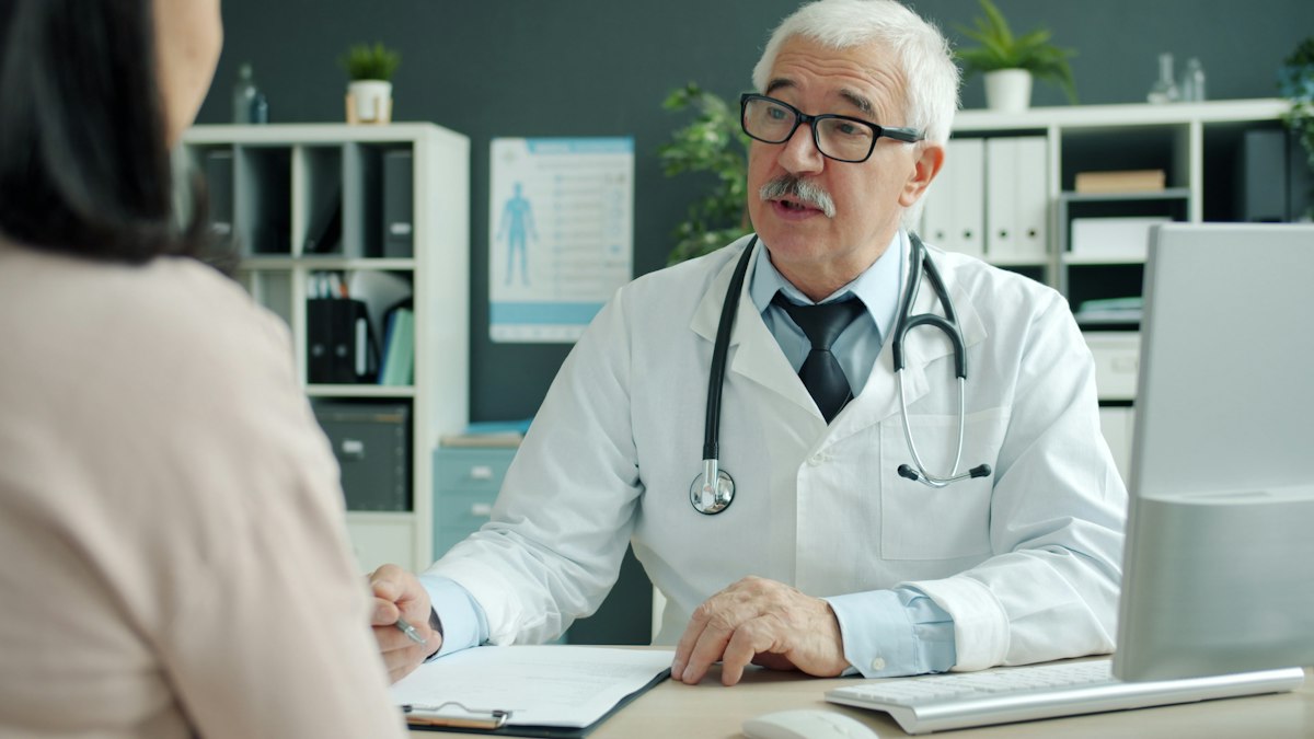 Dokter melakukan pemeriksaan kesehatan pada pasien pria senior